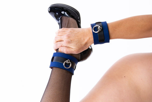 SiaLinda: Fuß-Manschetten Set, BDSM, Leder mit Neoprenpolster schwarz - rot und royal blau - weinrot